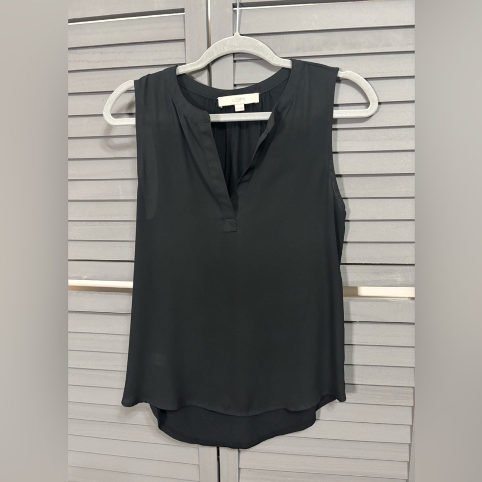 Loft Black Sleeveless Blouse With V-Neck And High Low Shirt Tail Hem Size Xs